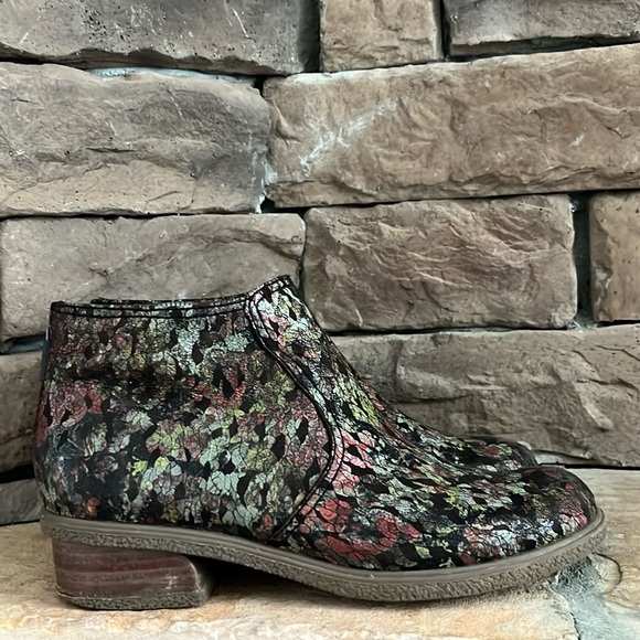 Dansko Metallic Ankle Boot / SZ 38‎ or 7.5-8 - Picture 1 of 10